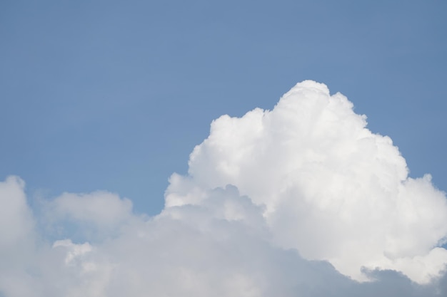 Chiaramente bel cielo azzurro con nuvola unica