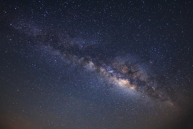 Ясно галактика млечный путь со звездами и космической пылью во вселенной в пхитсанулоке в таиланде