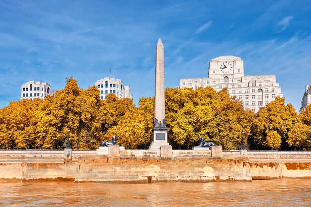 L'ago di cleopatra in autunno su victoria embankment a londra