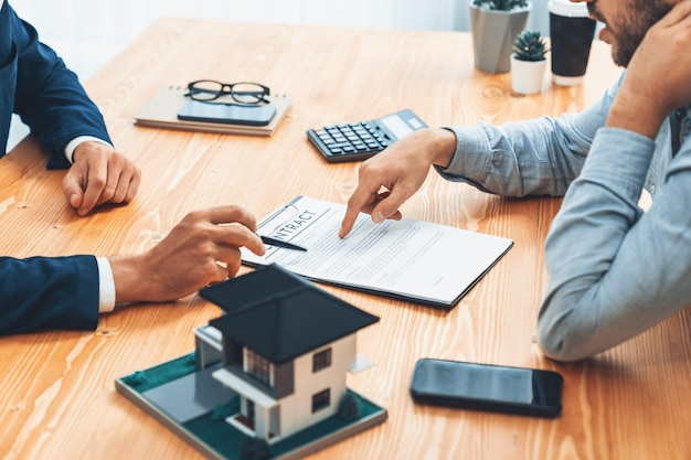 Клиент и агент по недвижимости рассматривают договор о кредитовании и обсуждают срок.