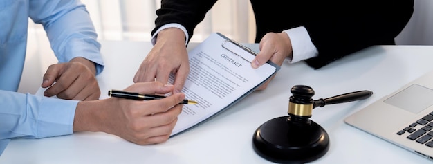 弁護士または弁護士による法的助言と助言を提供する法律事務所に依存するクライアントは,信頼できる企業法コンサルティングサービスとして複雑な法的契約文書をレビューし,分析します.