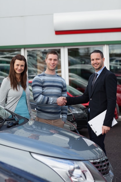 Photo client shaking the hand of a man