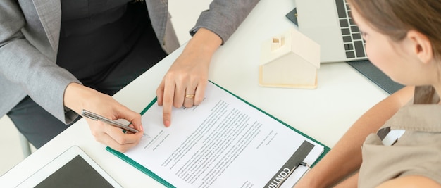 Foto il cliente firma il documento per comprare la casa e il bene immobile