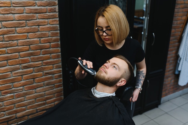 Cliënt tijdens het scheren van de baard in de kapper