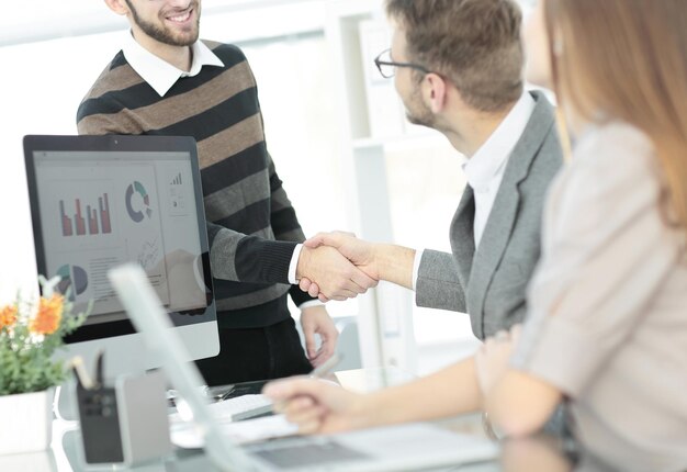 Foto il cliente accoglie il manager con una stretta di mano