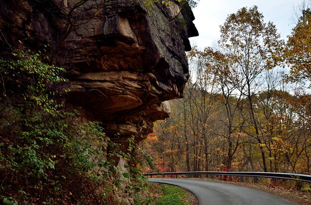 Photo clif over the mountain road