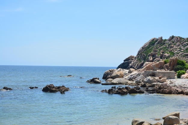 Foto la scogliera accanto alla spiaggia