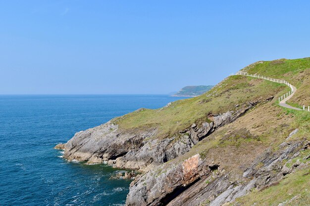 Photo cliff by sea against clear sky