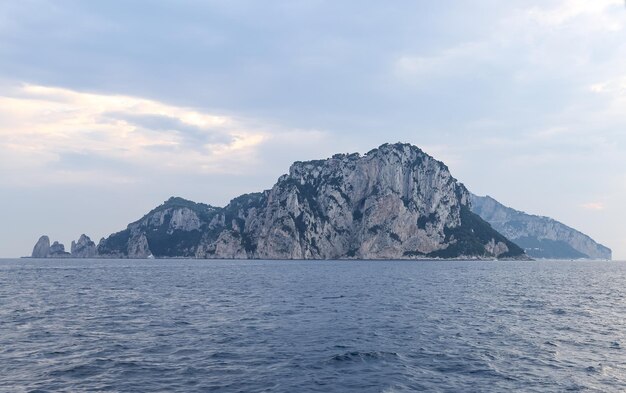 イタリア、ナポリのカプリ島の崖