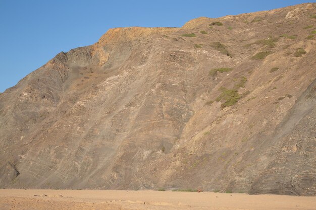 Photo cliff at castelejo beach, algarve, portugal