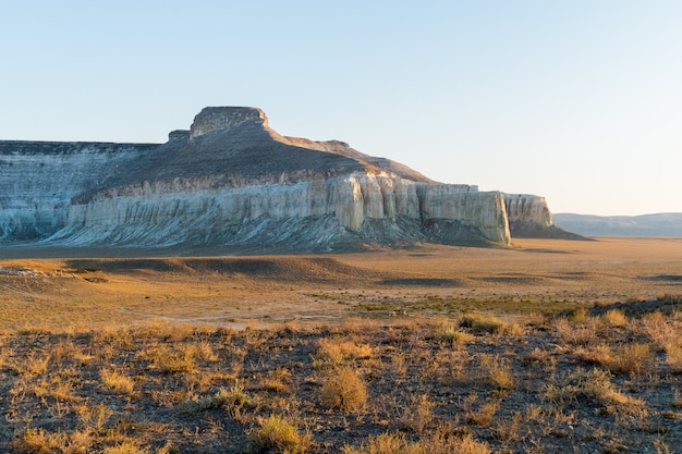 Photo cliff on the edge of the ustiurt plateau, kazakhstan.