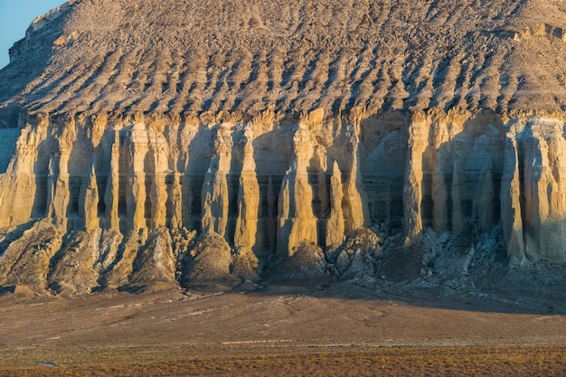 Scogliera sul bordo del plateau ustiurt, kazakistan.