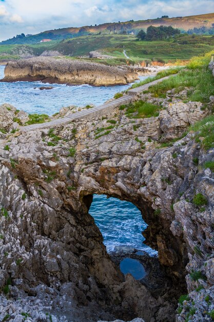 Scogliera di llanes, asturie, spagna