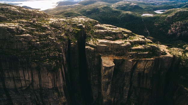 Lysefjord  - ノルウェー - 自然と旅行の背景で崖のPreikestolen