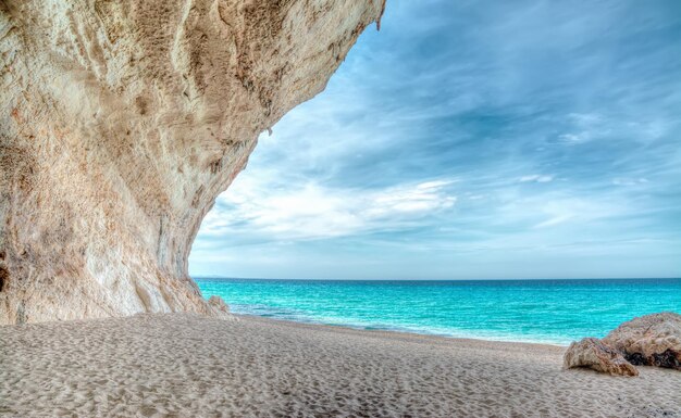 Foto scogliera e sabbia in un mare turchese