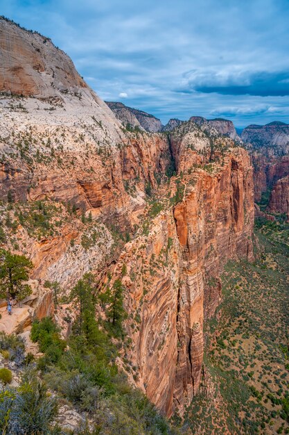 Cliff that climbs on the trekking of the Angels Landing Trail in Zion National Park