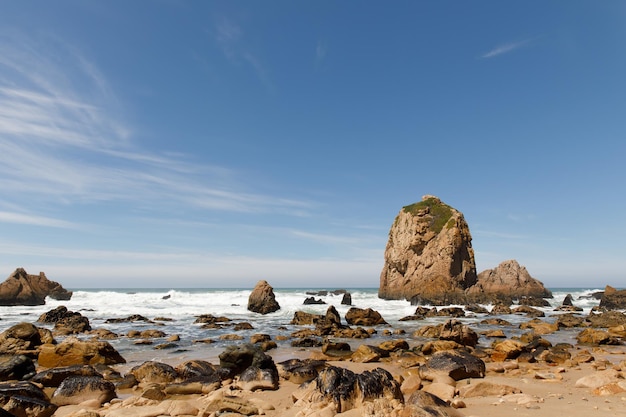 Скалы и скалы на побережье атлантического океана - пляж прайя-да-урса, португалия.