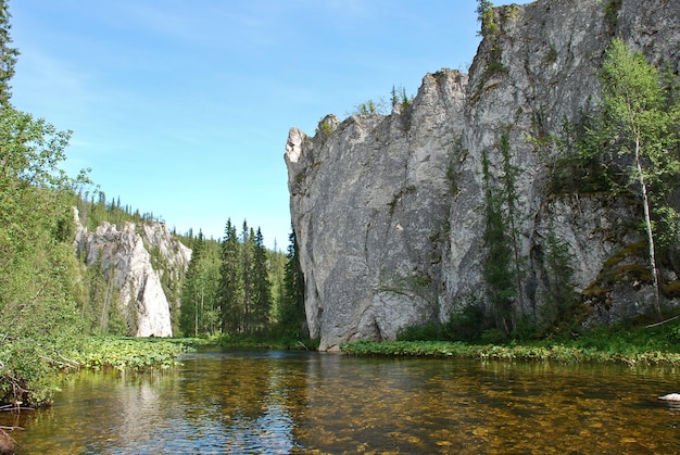 Скалы на берегу реки