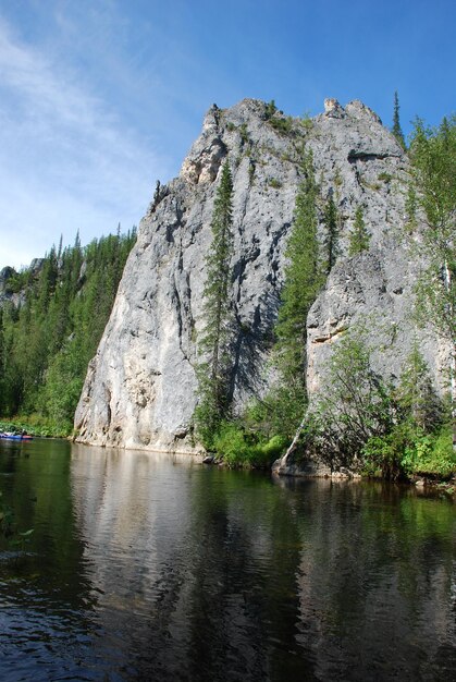 Скалы на берегу реки