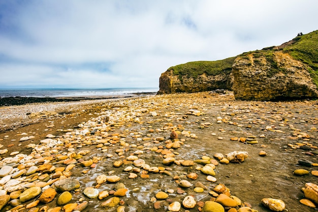 Blackhall Rocks와 Cromdon Dene Beach의 절벽과 해변