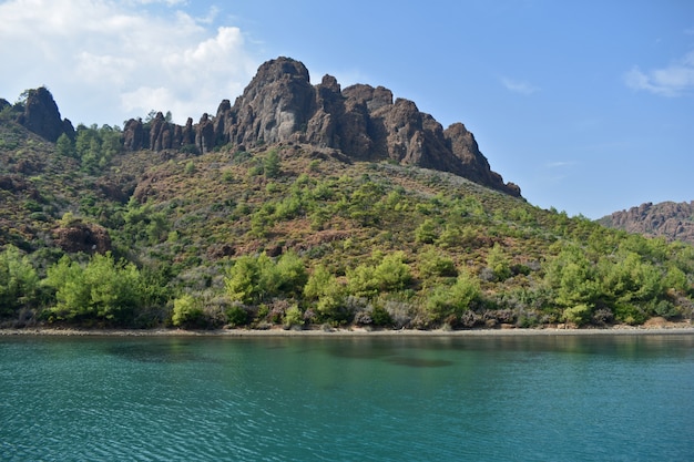 Скалы на берегу синего моря