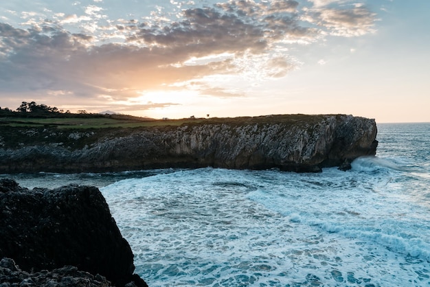 Foto scogliere a bufones di pria nel mar cantabrico vista al tramonto asturie spagna