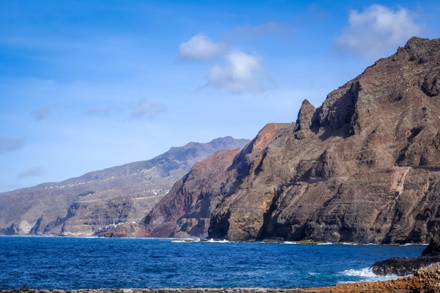 カーボベルデのサントアンタオ島の崖と海の景色