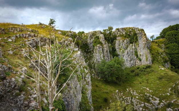 Cliffs of cheddar gorge vanuit een hoog standpunt.