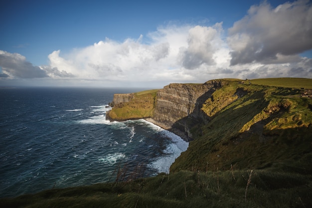 Foto cliffs of moher met cloudscape