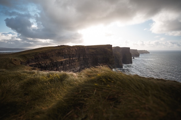 Foto cliffs of moher met zonneschijn