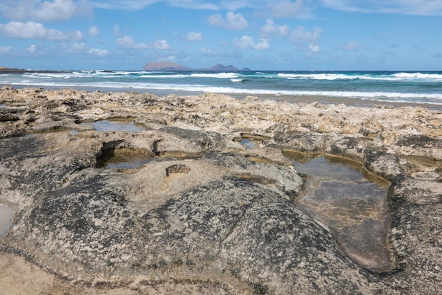 Скалы и нетронутые пляжи острова Ла-Грасиоза на фоне Риско-де-Фамара.