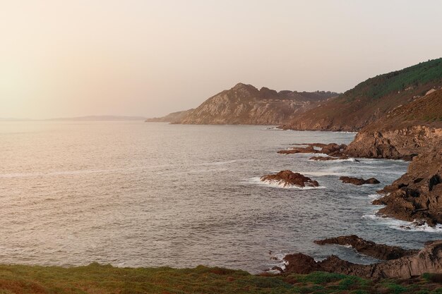 上から見た崖と夕暮れの海岸