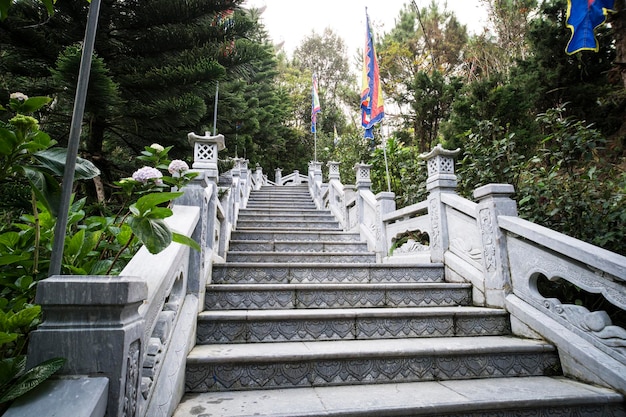 Photo climb to the buddhist pagoda on the top of the hill stone steps in bana hill danang vietnam