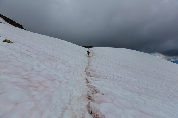 雪に覆われた高い山々に登る