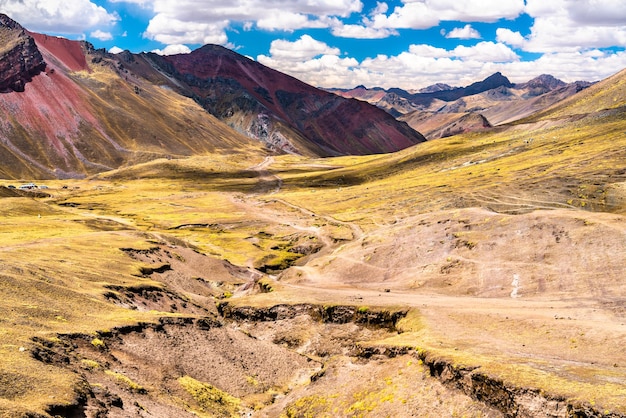 Salite alla montagna arcobaleno di vinicunca in perù