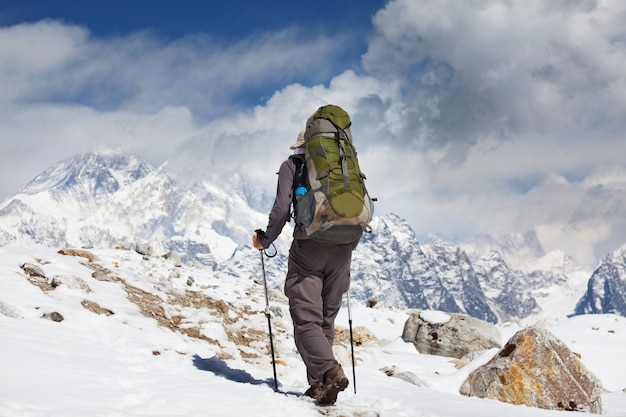 Scalatore nelle montagne himalayane sull'everest