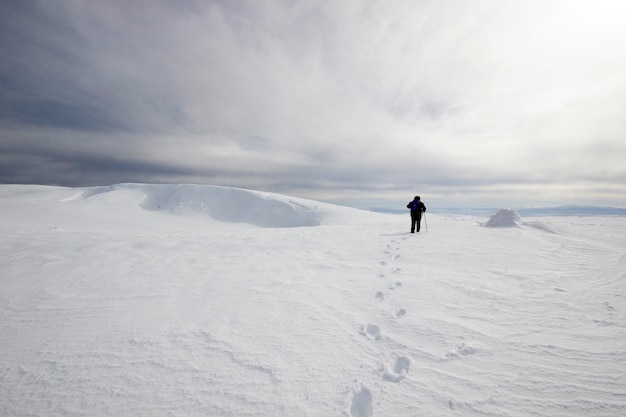 雪の中を歩く登山家