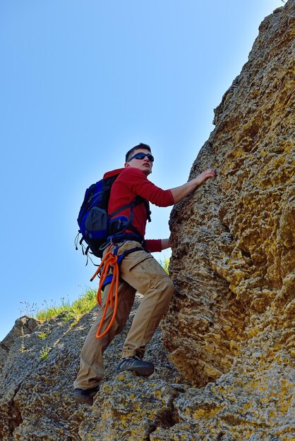 バックパックを持つ登山家の男