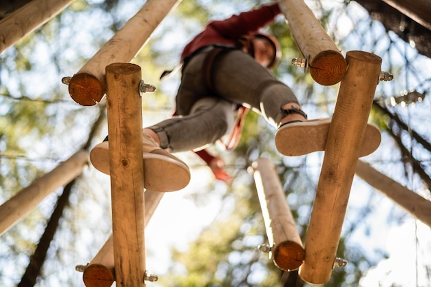 Foto parco avventura di arrampicata nei carpazi in romania