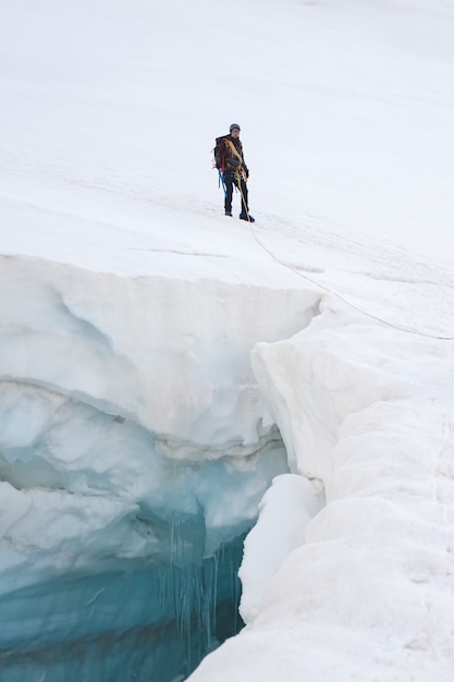 Foto scalare i grandi ghiacciai delle montagne