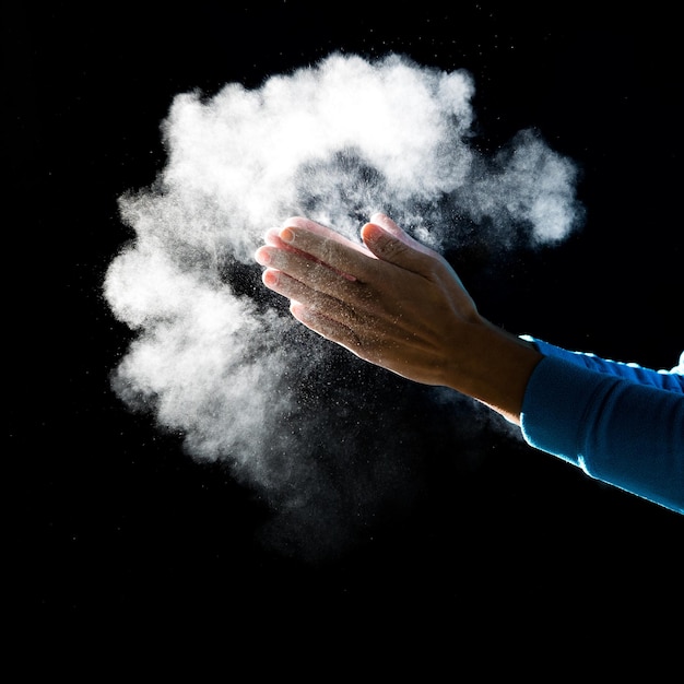 Climbing magnesium powder cloud