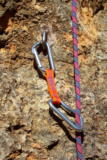 Foto catene rampicanti e corda su una roccia wal