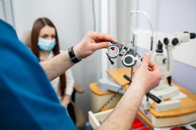 Strumento di optometria clinica. correzione professionale medica della vista.