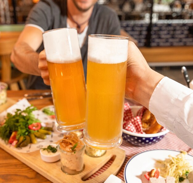 素晴らしくビールジョッキをクローズアップ、テーブルで軽食