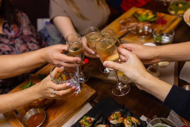 グラスをアルコールでチリンと乾杯、パーティー。