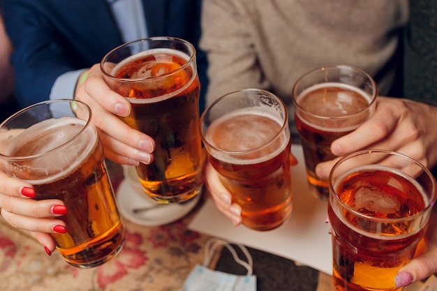 グラスをアルコールでチリンと乾杯、パーティー。