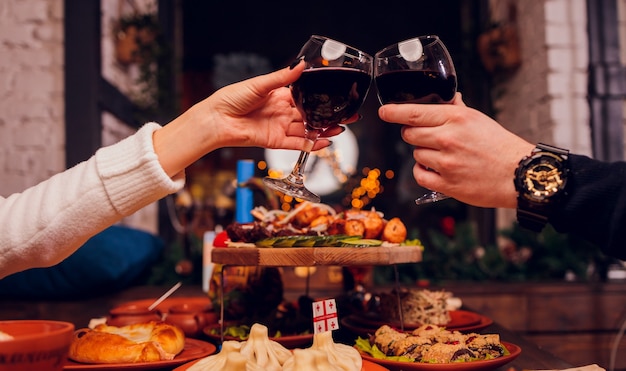 グラスをアルコールでチリンと乾杯、パーティー。