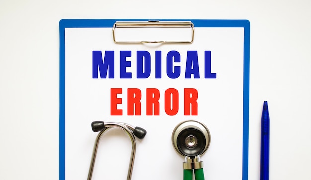 Foto appunti con pagina e testo errore medico su un tavolo con uno stetoscopio e una penna
