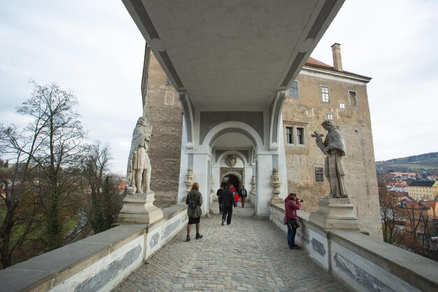 Photo the cloak bridge with statues castle cesky krumlov czech republic