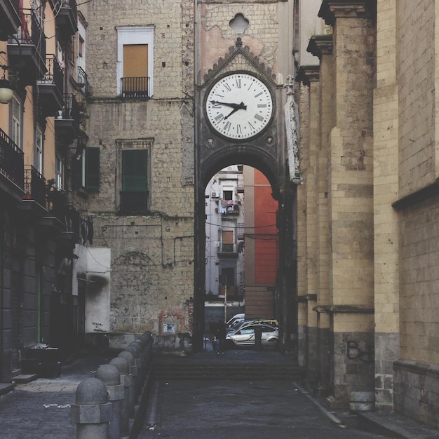 Foto orologio contro il cielo